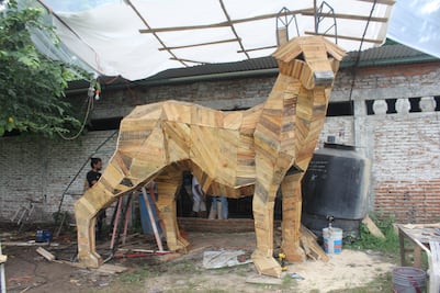 Artista mexicano guía a migrantes con escultura