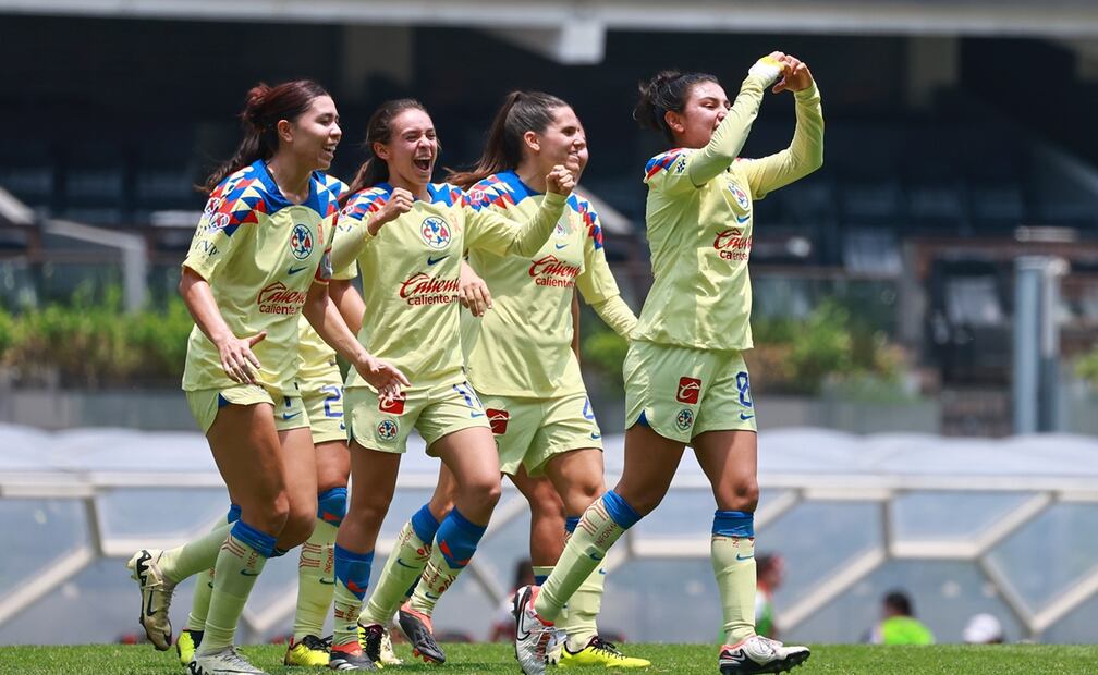 Jugadoras de América Femenil celebrando un gol ante Chivas en el Estadio Azteca por Liguilla / FOTO: Imago7