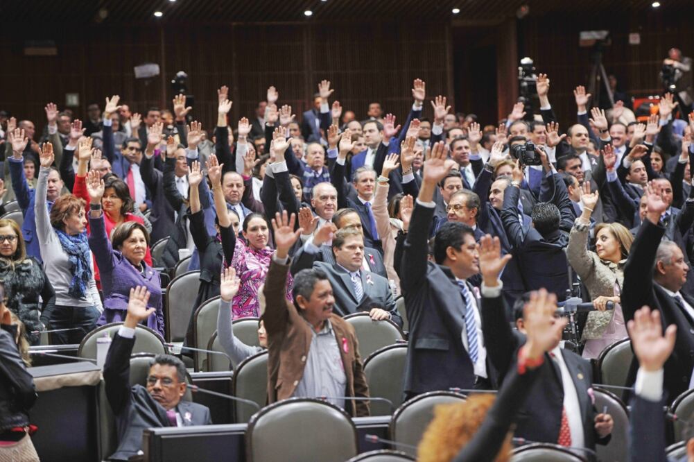 Priístas y panistas se unieron para avalar la reducción a 50 centavos del IEPS a bebidas azucaradas que estén en un máximo de 50 gramos de azúcar por litro (GONZALO TOLEDO. EL UNIVERSAL)
