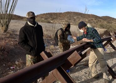 FOTOS: Voluntarios de la tercera edad de EU asisten a migrantes que cruzan el muro en Arizona