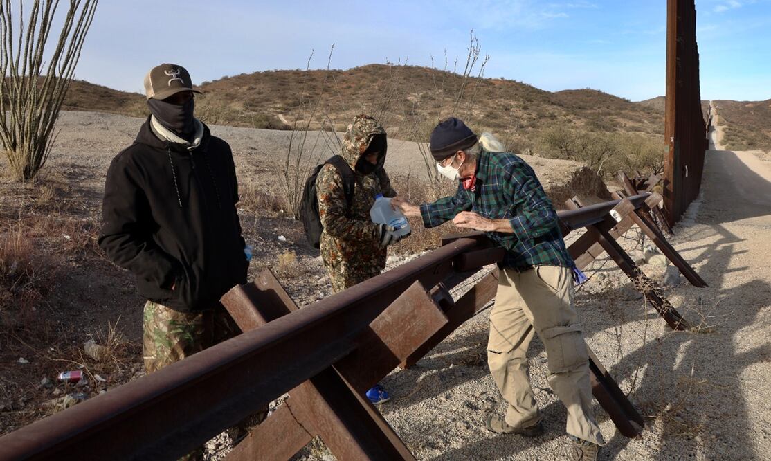 Un grupo de jubilados llamados los Tucson Samaritans proporcionan alimentos, agua, ropa y primeros auxilios a migrantes que cruzan la frontera por el sur de Arizona, el 23 de enero de 2025. Foto: Valente Rosas/EL UNIVERSAL