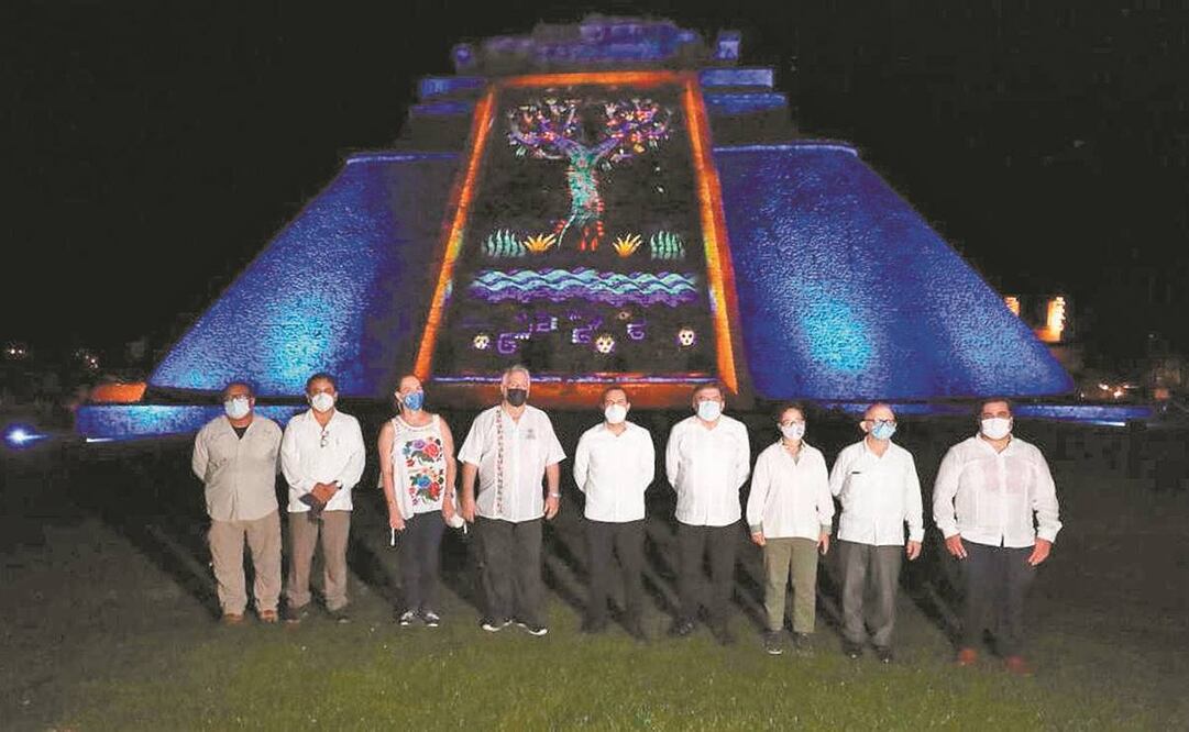 El gobernador del estado presenció la primera proyección del espectáculo lumínico. Foto: Especial.