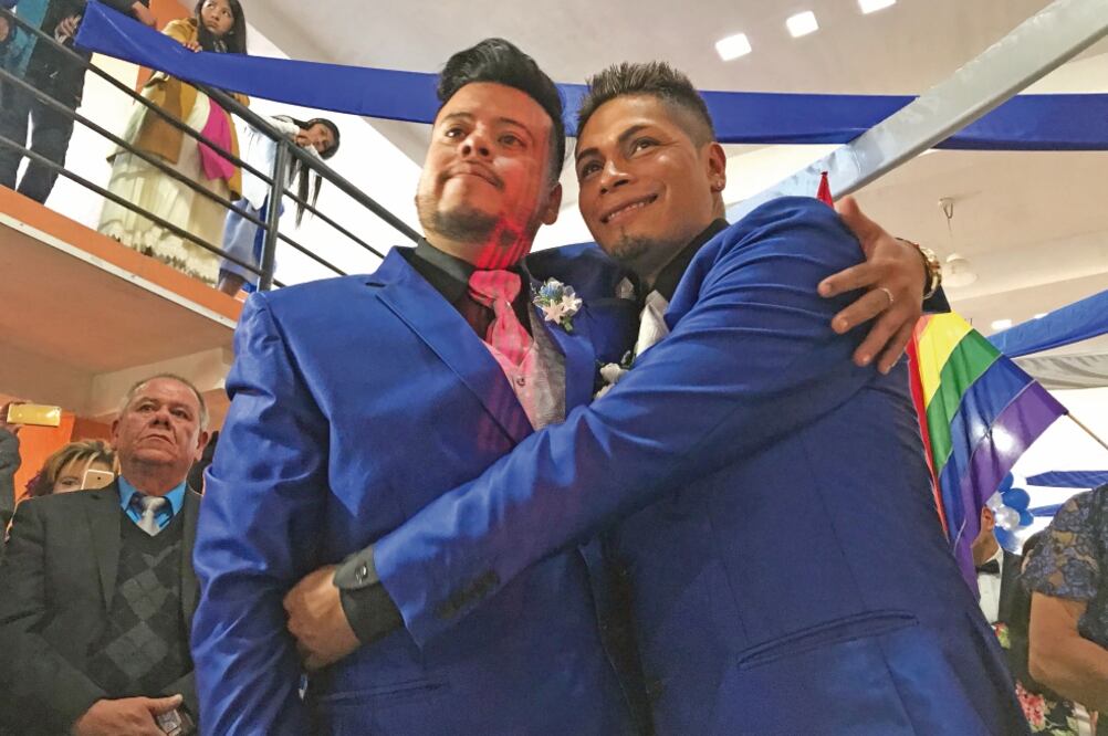 Vestidos de azul metálico, los novios no paraban de dar entrevistas mientras eran felicitados por familiares y amigos que asistieron a ver su enlace matrimonial. (CLAUDIA GONZÁLEZ. EL UNIVERSAL)