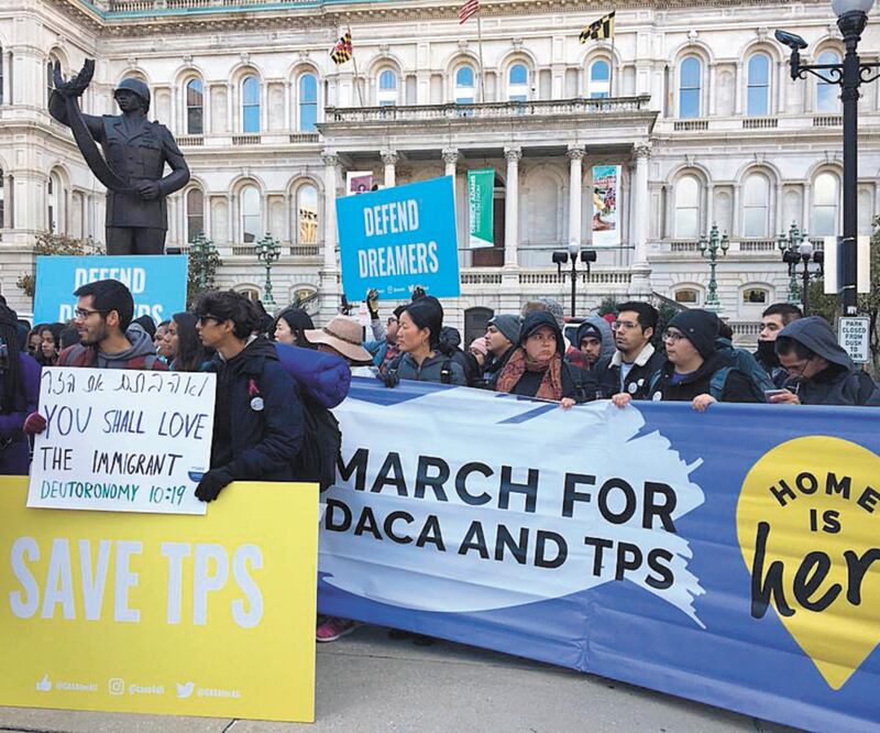 Los soñadores se situaron frente a la alcaldía de Baltimore, penúltima de sus paradas antes de llegar a Washington. Foto: VÍCTOR SANCHO. EL UNIVERSAL