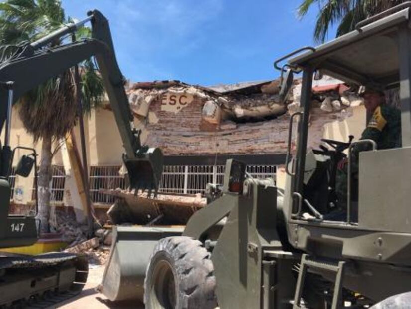 Demuelen escuela de Juchitán afectada por el sismo