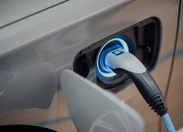 Por qué un auto eléctrico consume más energía de la que recarga