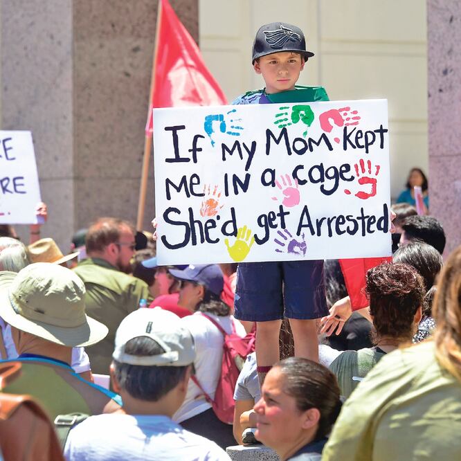 Manifestantes durante una protesta realizada en junio de 2018 en Los Ángeles, en contra de la separación de familias migrantes. (ARCHIVO. AFP)