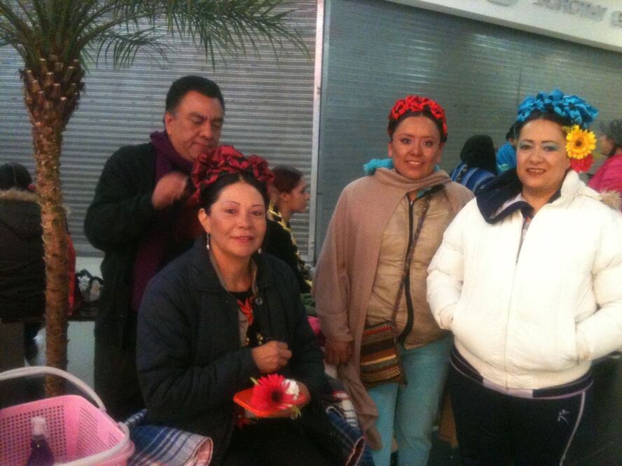 El director de la compañía, Francisco Jaime Díaz, peina a sus bailarinas y les coloca el tocado de trenzas con listones de colores que adornan su cabeza (MA. TERESA MONTAÑO. EL UNIVERSAL)