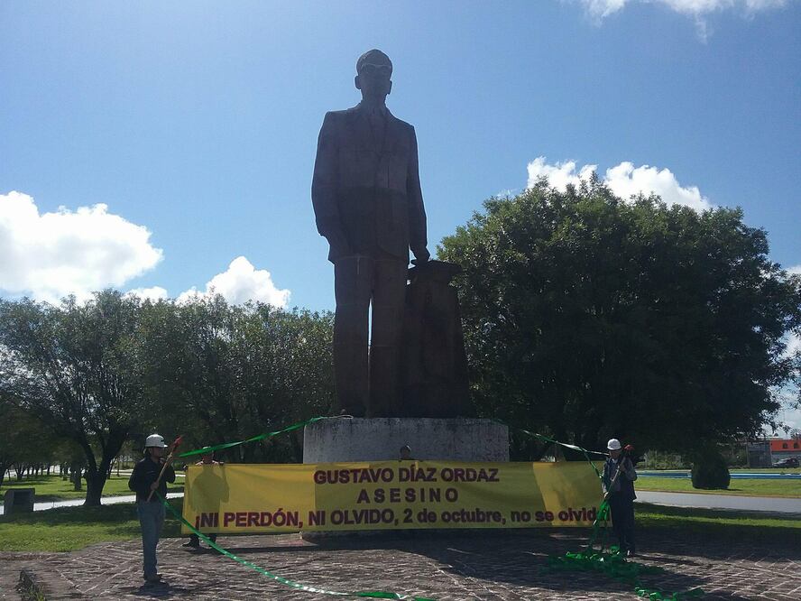 Académicos de la Universidad Autónoma de Nuevo León y activistas del movimiento estudiantil de 1968 se ofrecieron a demoler una estatua del ex presidente. Foto: David Carrizales / EL UNIVERSAL