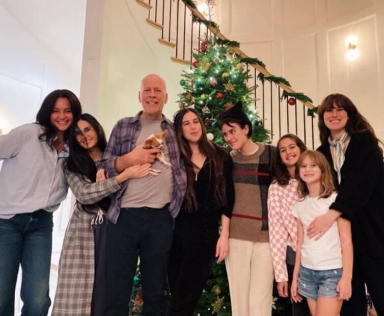 Las emotivas fotos navideñas de Bruce Willis con Demi Moore y su familia