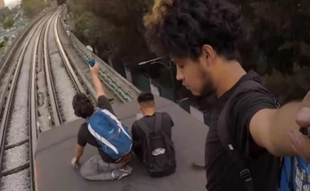En la grabación se observa que los jóvenes viajan sobre el techo de uno de los trenes de la Línea 9. Foto: Tomada de video