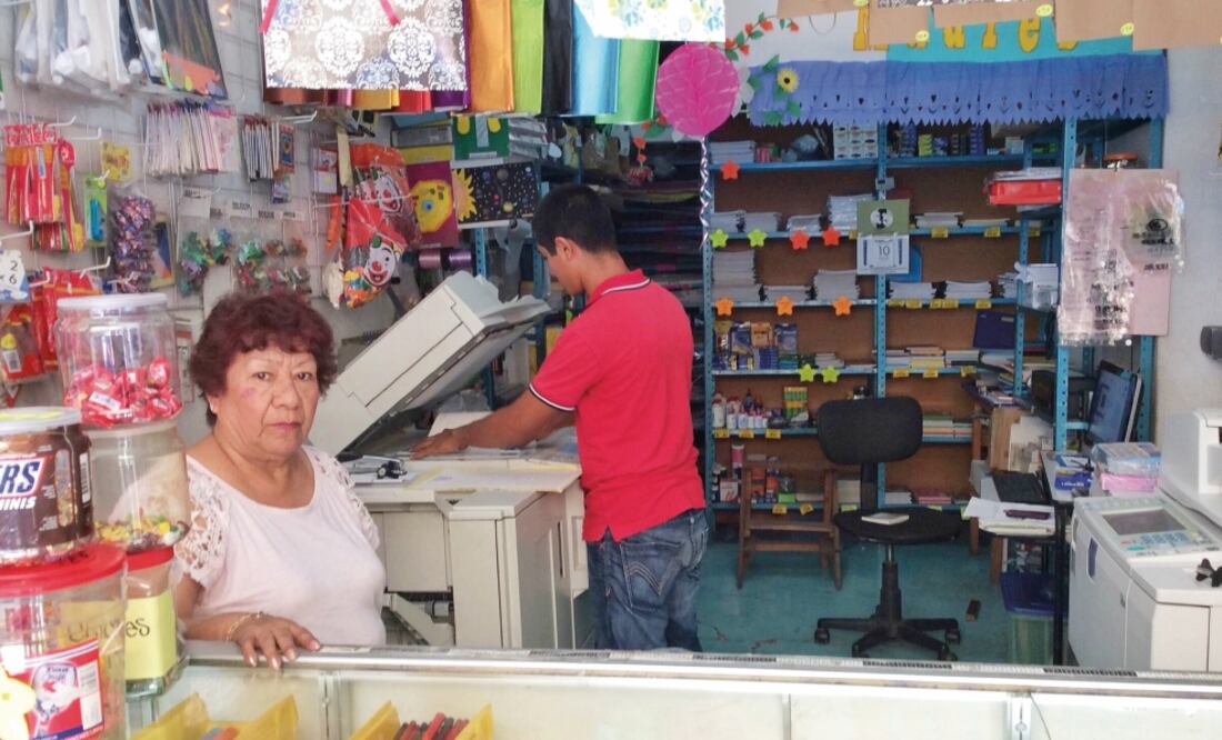 Dueños de papelerías lamentan la caída en sus ventas debido a las protestas del magisterio disidente (OSCAR LEÓN. EL UNIVERSAL)