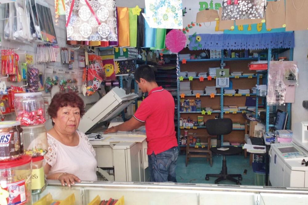 Dueños de papelerías lamentan la caída en sus ventas debido a las protestas del magisterio disidente (OSCAR LEÓN. EL UNIVERSAL)