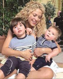 Shakira posa con Milan y Sasha