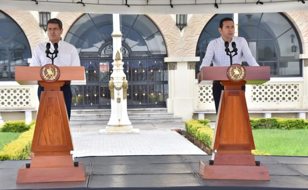 Morales se reunió en la capital guatemalteca con su par hondureño, Juan Orlando Hernández, para coordinar las estrategias de retorno de los migrantes. (Foto: Twitter Gobierno Guatemala)