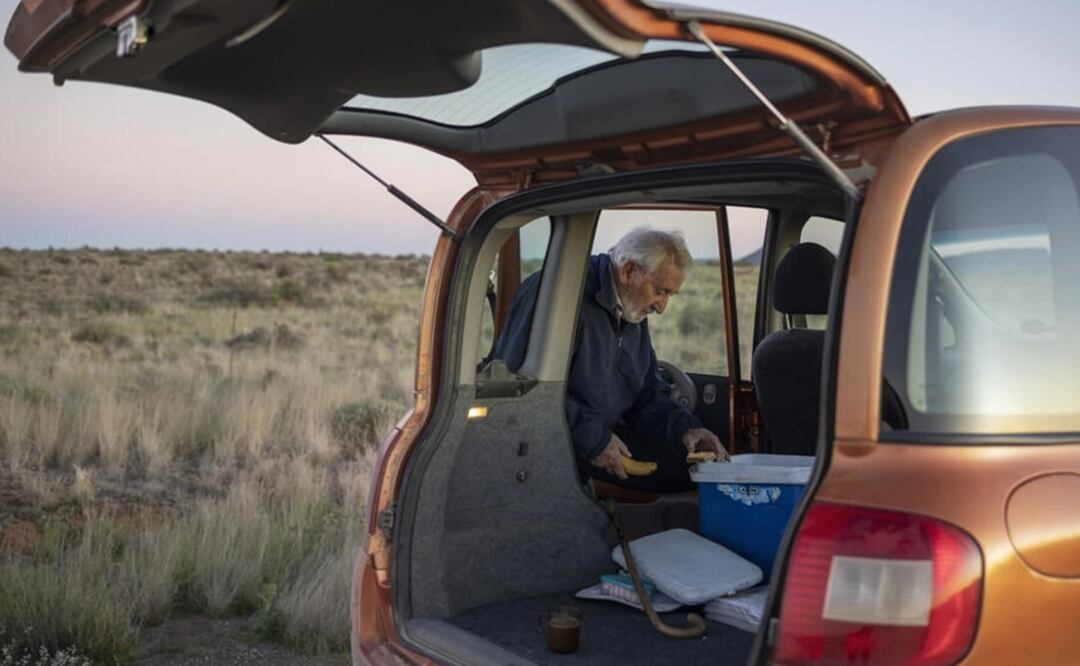 Frans Hugo en su coche el 24 de noviembre de 2022 en Calvinia, Sudáfrica. Foto: AFP