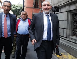 “Saludos a La Barredora”, le gritan a Adán Augusto en paseo por la CDMX; acude a reunión plenaria de Morena