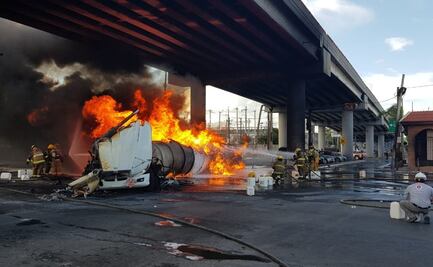Pipa se incendia al intentar ganarle el paso a tren en San Nicolás de los Garza