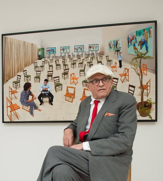 El artista David Hockney posa frente a su obra "Las sillas" en una presentación a la prensa de su nueva exposición titulada "Pintura y fotografía" en el centro de Londres, el 14 de mayo de 2015.
Foto: LEON NEAL / AFP.