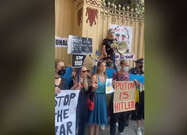 ¡Putin, asesino! Ucranianos se manifiestan en la embajada de Rusia en México