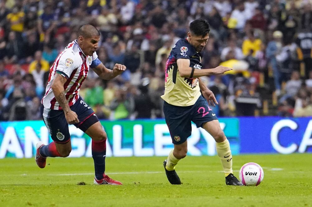 Imago7. Carlos Salcido y Oribe Peralta en el pasado Clásico.