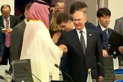 Vladimir Putin y Mohamed bin Salman se saludan como viejos amigos