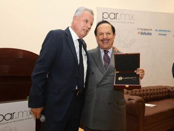 Entregan a Ealy Ortiz llaves de la ciudad de Torreón