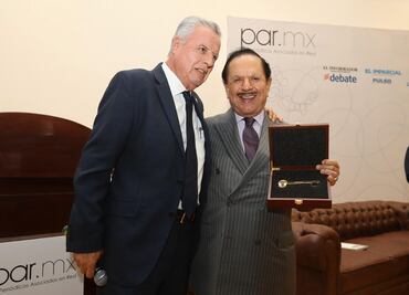 Entregan a Ealy Ortiz llaves de la ciudad de Torreón