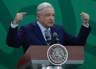 AMLO critica a Dina Boluarte por entregar reconocimiento a Mario Vargas Llosa