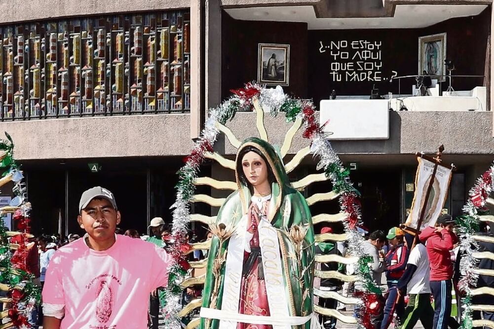 Roque ha cargado desde hace tres días una escultura de la Virgen. Foto: BERENICE FREGOSO. EL UNIVERSAL