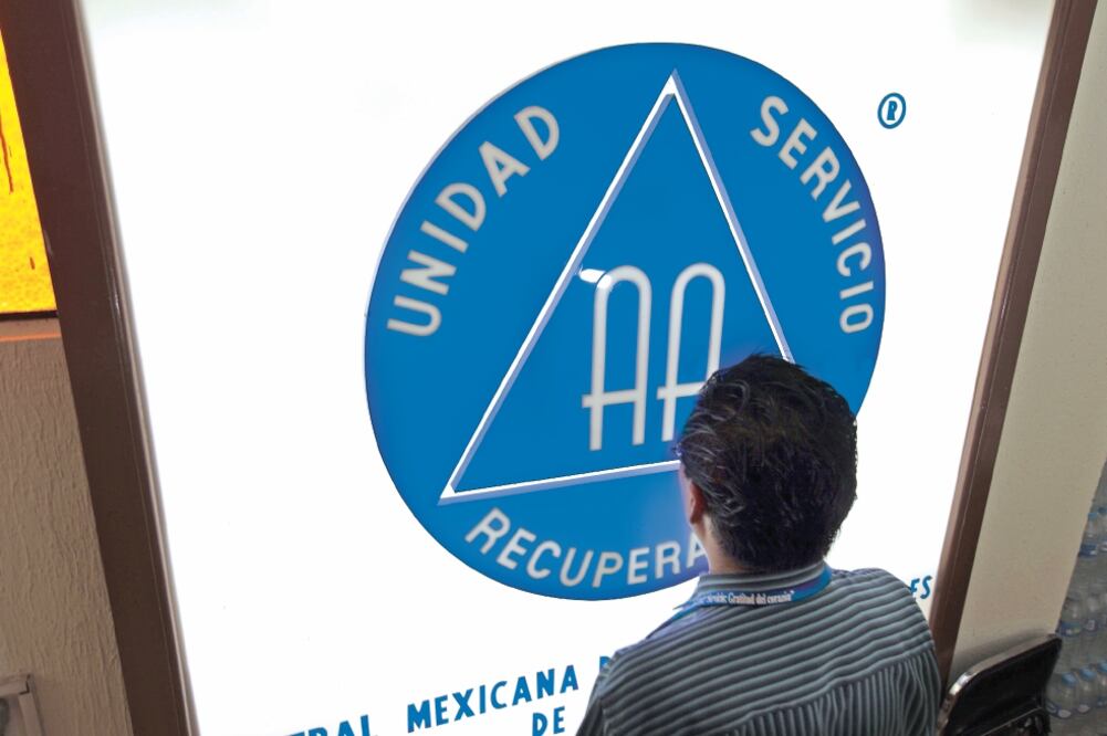 Del 16 al 22 de enero Alcohólicos Anónimos impartirá más de mil 500 pláticas informativas sobre el alcoholismo (ARCHIVO EL UNIVERSAL)