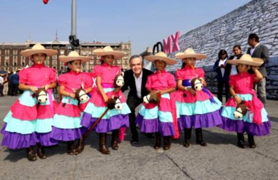 Inauguran feria gastronómica y artesanal en el Zócalo