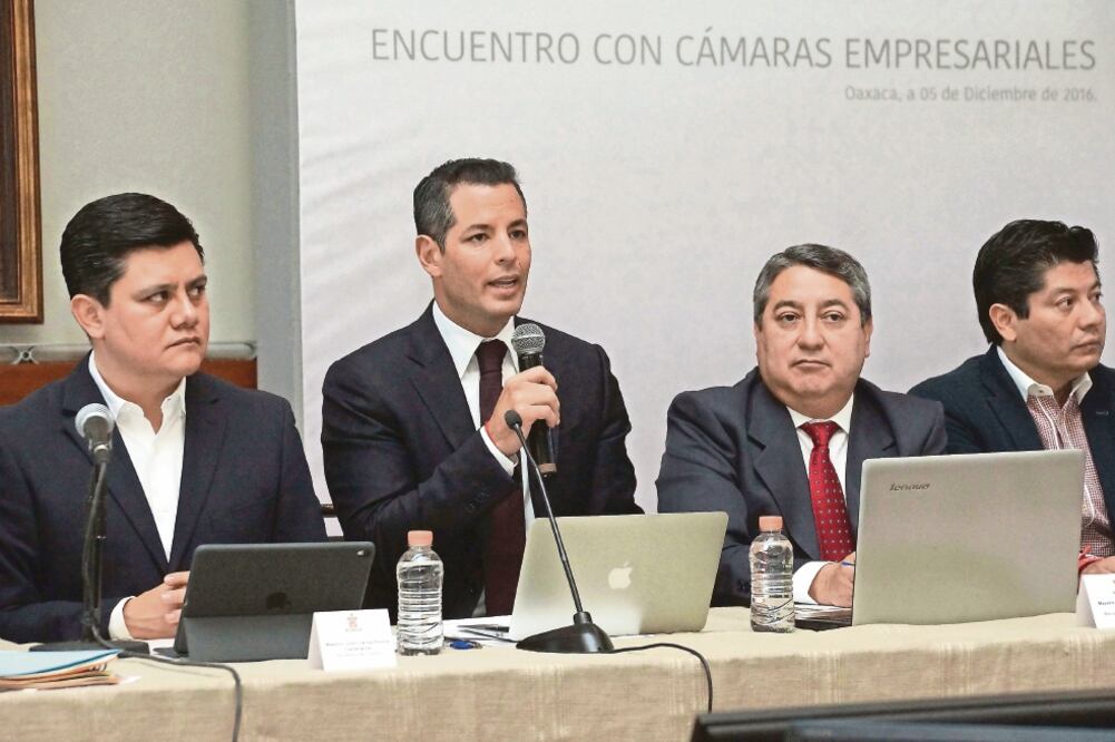 El gobernador de Oaxaca, Alejandro Murat Hinojosa, se reunió con representantes de la Iniciativa Privada (EDWIN HERNÁNDEZ. EL UNIVERSAL)