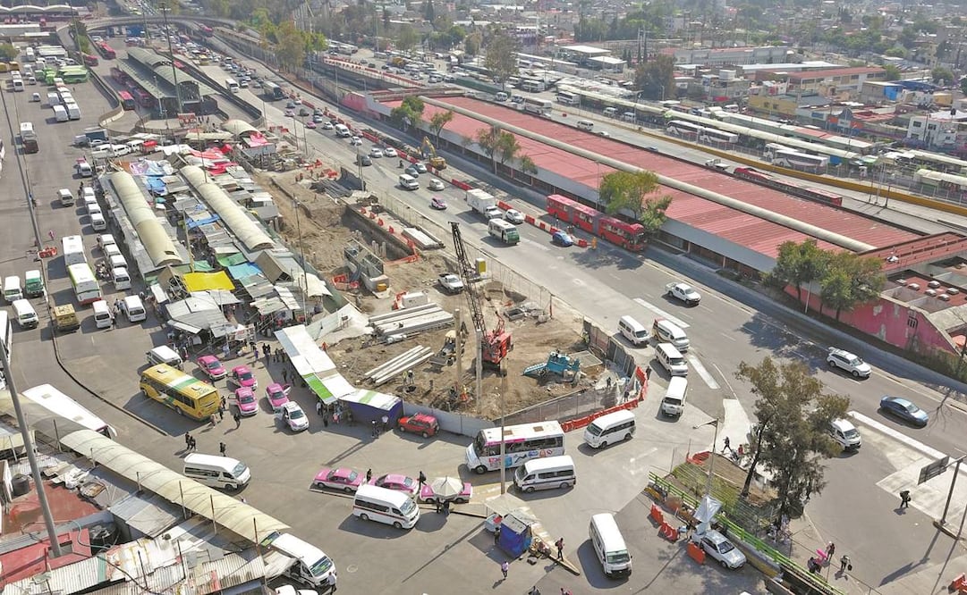 Antes de llegar a la zona de accesos a los andenes del Metro en el Cetram Indios Verdes, las personas bajan de las unidades y caminan entre camiones, maquinaria y taxis, lo que los pone en riesgo, señalan. Foto: René Villeda/ EL UNIVERSAL