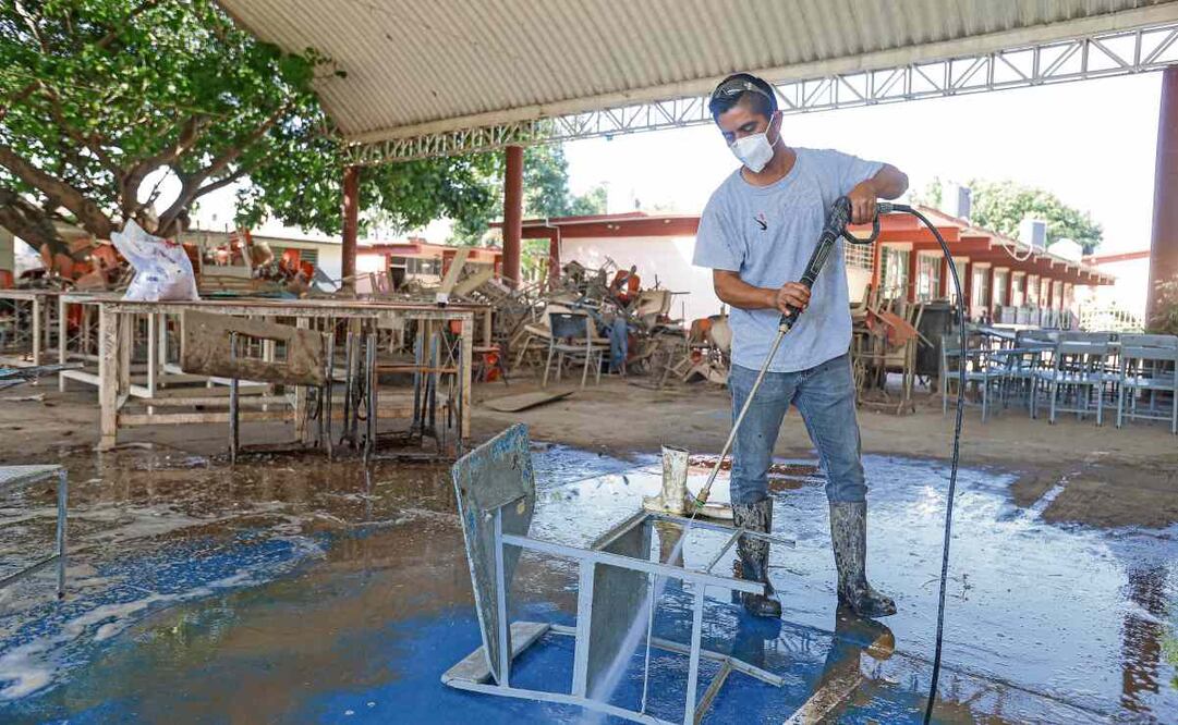 Personal de la Secundaria General No. 2 Alfonso Arroyo Flores y padres de familia realizan la limpieza del mobiliario e instalaciones ante la falta de apoyo de las autoridades educativas. Foto: Gabriel Pano / EL UNIVERSAL
