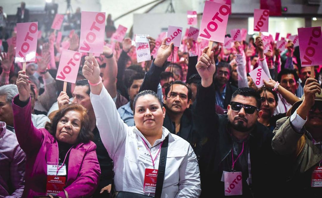 Delegados del nuevo partido Somos México realizan su votación en la asamblea nacional constitutiva. Foto: Mario Jasso / CUARTOSCURO