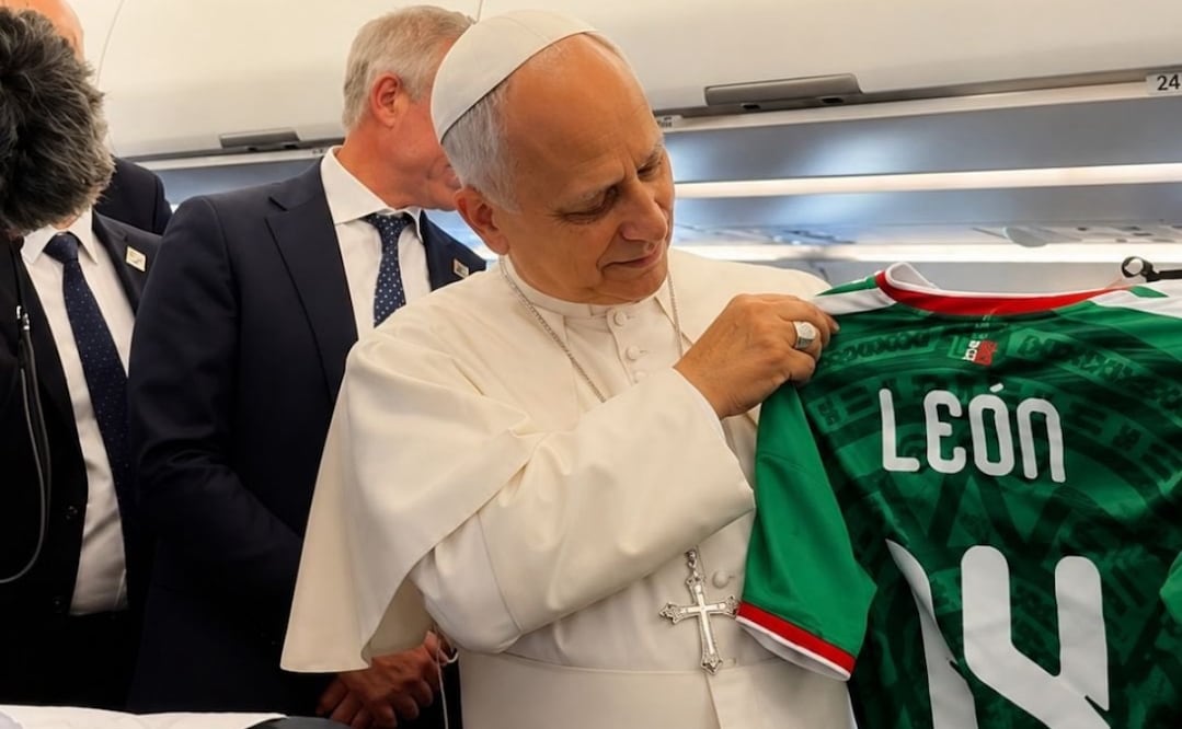 El papa León XIV posa con una playera de la Selección Mexicana personalizada con el nombre "León" y el número 14 (06/062026). Foto: @madrid_total2