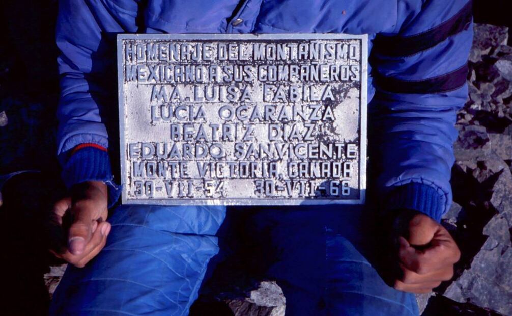Placa en la cima del Monte Victoria, homenaje a las víctimas de la expedición femenina de 1954; el montañista Luis Ledesma y otros compañeros la colocaron en el doceavo aniversario de la tragedia. Foto: ESPECIAL/Cortesía Javier Salazar.