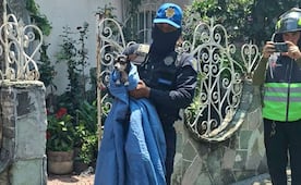 Rescatan con vida de un incendio a dos perros en la Benito Juárez; un policía sufrió intoxicación
