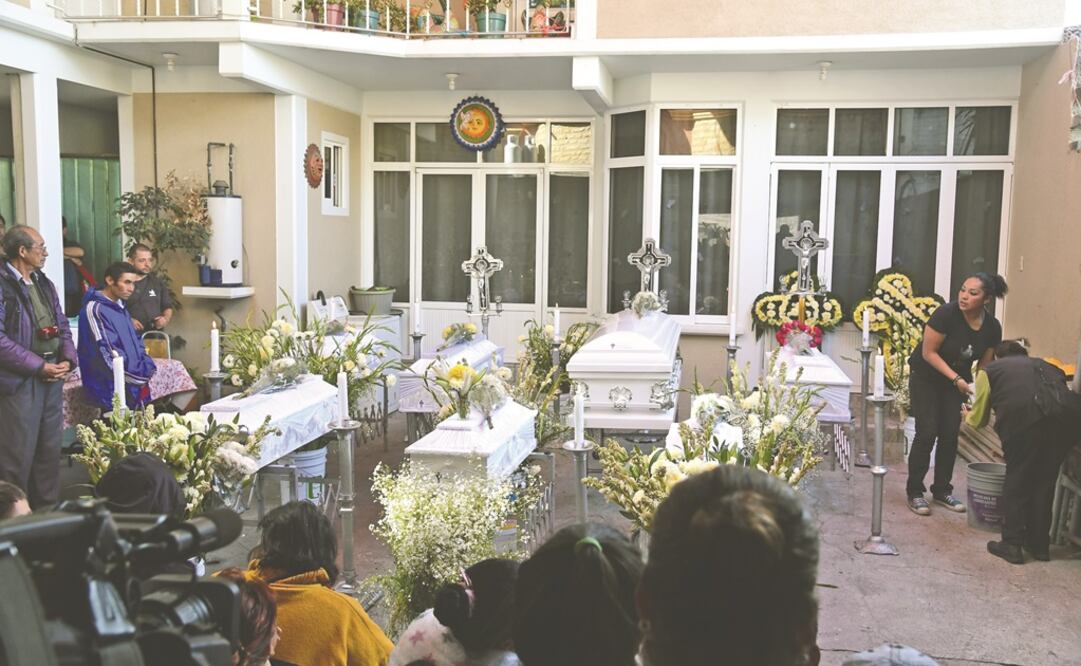 Familiares llenaron de flores los ataúdes de Diego y Óscar, de dos años; Jimena, de cuatro; Adriana, de seis; Marlene, de nueve, y de Cruz Hidalgo y Miguel Ángel, de 13. (FRANCISCO RODRÍGUEZ. EL UNIVERSAL)