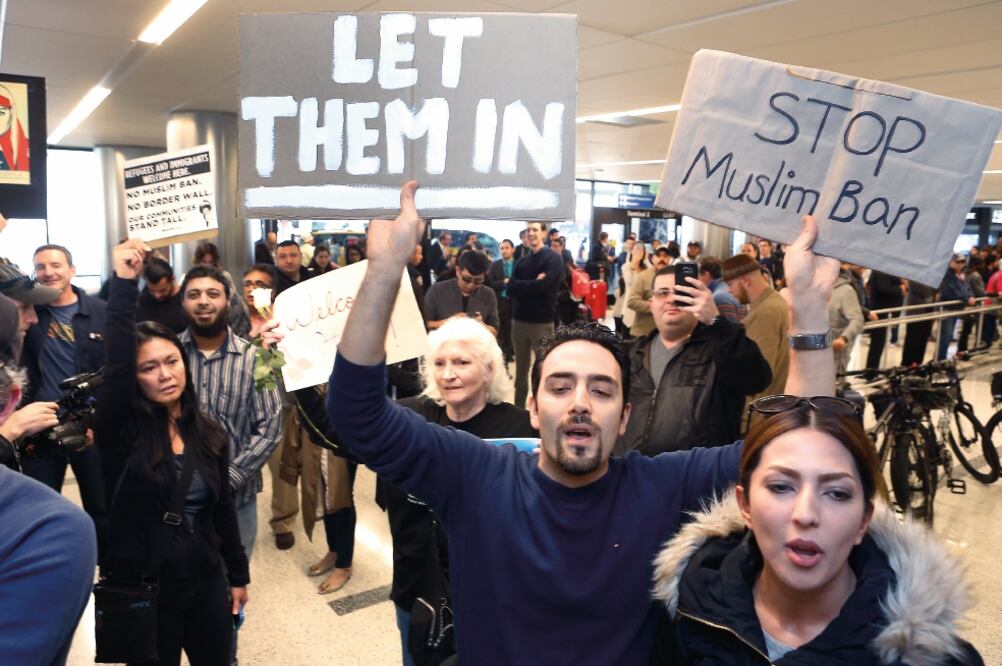 Decenas de personas acudieron al Aeropuerto Internacional de Los Ángeles para apoyar a un iraní que ingresó a Estados Unidos con visa (DAMIÁN DOVARGANES. AP)