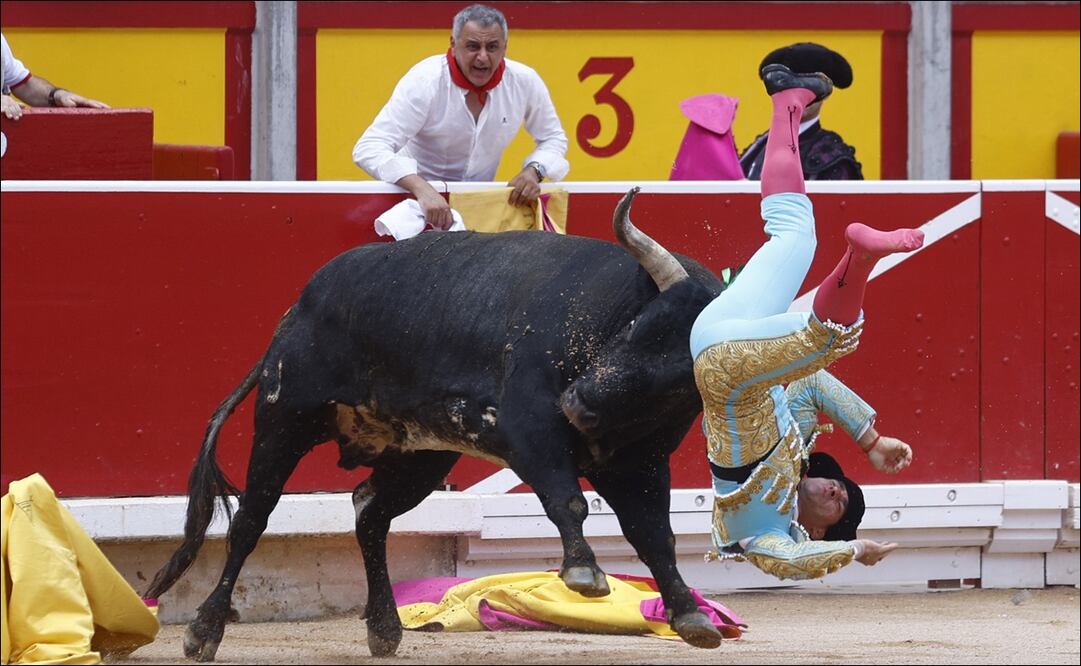 El torero español Rubén Pinar sufrió un terrible golpe por parte de un toro y quedó inconsciente / FOTO: EFE