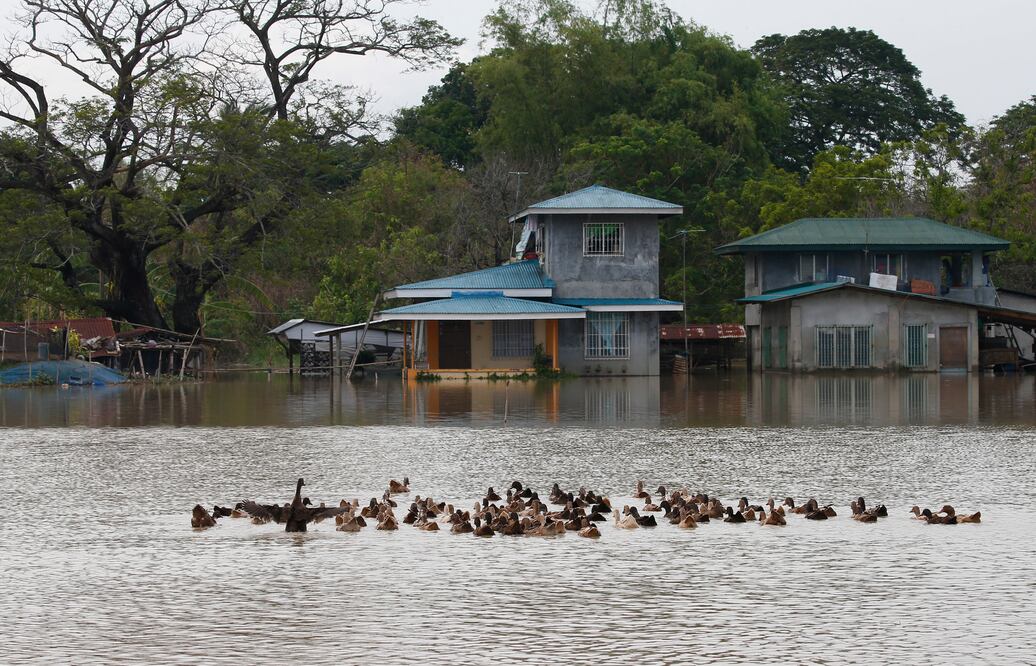 El número de víctimas mortales causadas por el paso destructor del tifón Mangkhut por el norte de Filipinas, cifrado en 66, podría superar el centenar (Foto: AP)