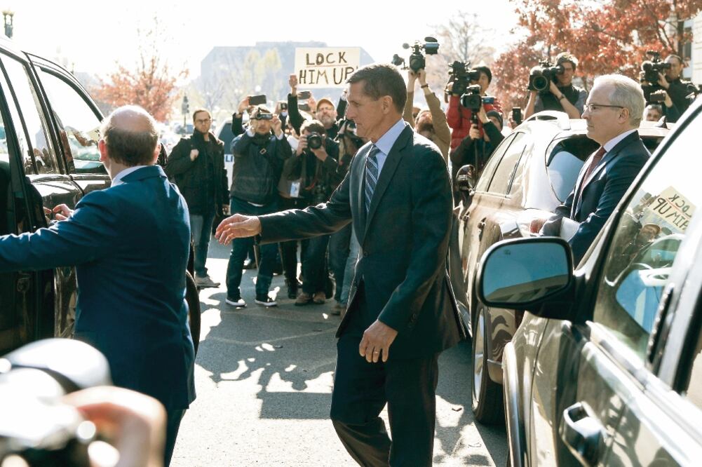 El ex asesor de seguridad nacional de Estados Unidos, Michael Flynn, al salir ayer en Washington del tribunal federal donde se declaró culpable de mentir al FBI. (TING SHEN. XINHUA)