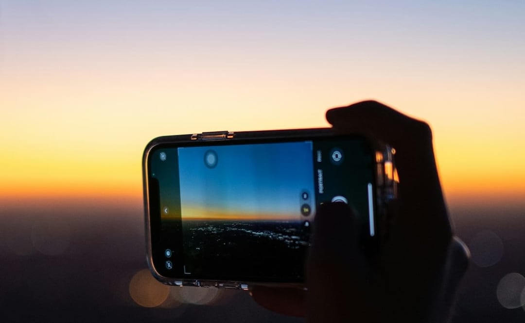 Aprende a tomar fotos con tu celular siguiendo estos consejos. Foto: Unsplash