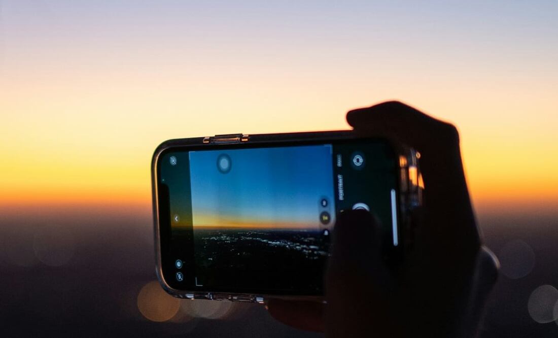 Aprende a tomar fotos con tu celular siguiendo estos consejos. Foto: Unsplash