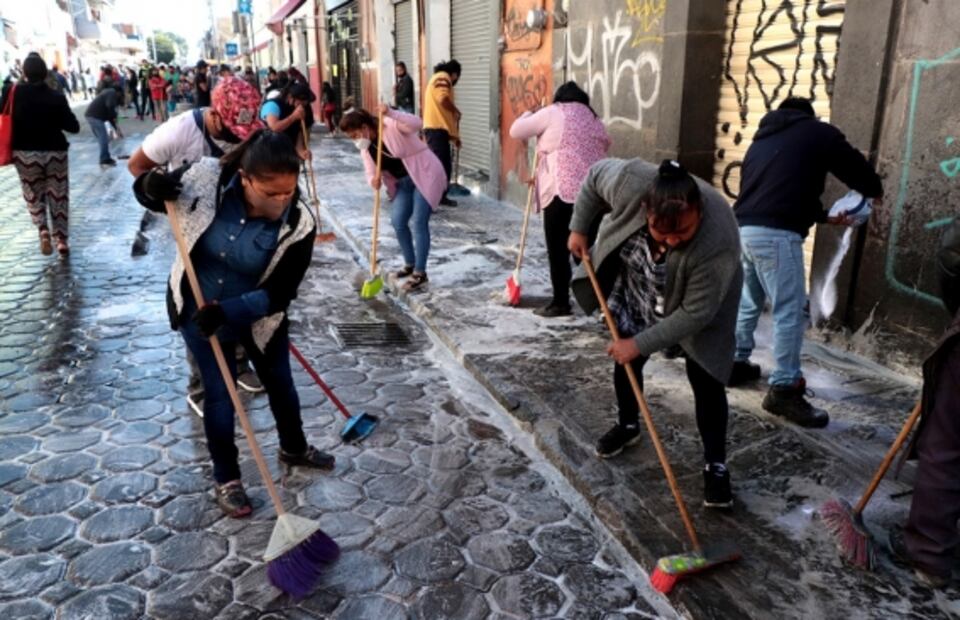 Restaurantes con pocos clientes, calles repletas y entierros con música marcan la nueva normalidad