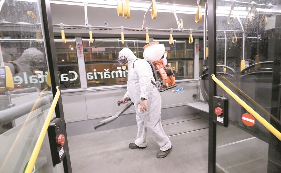 Un trabajador de salubridad en el norte de Bucarest, Rumania, roció dentro del transporte público químicos antivirales como medida contra el coronavirus. Foto: 