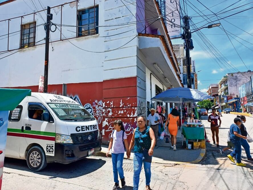 Las primeras horas de ayer prometían el retorno de la tranquilidad en Guerrero. Los habitantes salieron a las calles, al mercado, al centro, escuelas y trabajos, pero les duró poco el gusto tras un nuevo ataque. Foto: Arturo de Dios Palma / EL UNIVERSAL