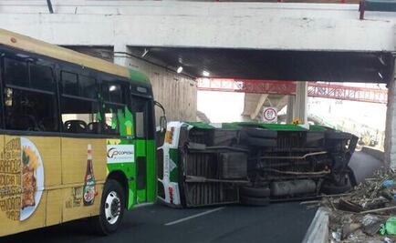 Volcadura de microbús en Periférico Norte deja pasajeros heridos
